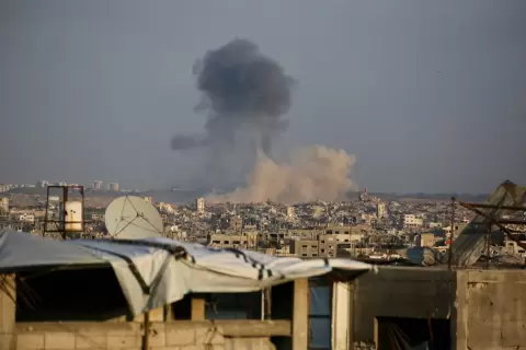 الدخان يتصاعد بعد انفجارات نفذها الجيش الإسرائيلي داخل الخط الأخضر شمال شرقي بيت لاهيا بغزة (أ.ف.ب).webp