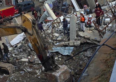 فرق الدفاع المدني تبدأ عمليات البحث عن 55 جثة تحت أنقاض 13 منزلاً دمرها القصف الإسرائيلي في خان يونس، 20 ديسمبر/كانون الأول 2025. صور: طارق محمد/ (APA )