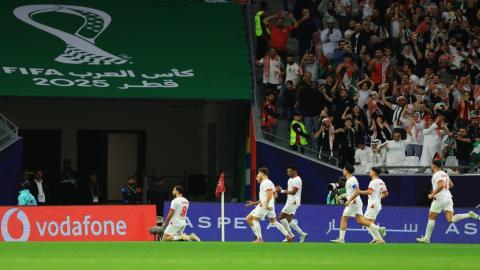 علي علوان لاعب المنتخب الوطني لكرة القدم يحتفل بتسجيل الهدف الأول مع زملائه ضد العراق في نصف نهائي بطولة كأس العرب 2025. قطر. 12 كانون الأول 2025. (رويترز).jpeg