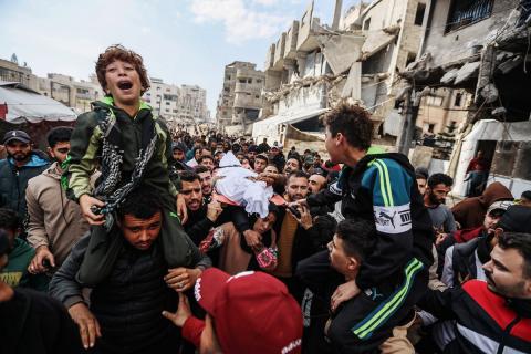 ودّع مواطنون جثمان محمد بكر (35 عامًا)، وهو صياد، بعد استشهاده بنيران البحرية الإسرائيلية التي استهدفت قوارب صيد قبالة سواحل مدينة غزة، في 30 ديسمبر/كانون الأول 2025