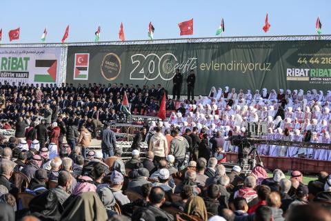 حفل زفاف جماعي لنحو 200 عريس وعروس تحت عنوان