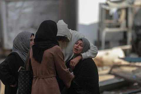 فلسطينيون ينعون ويحملون جثامين عدد من الشهداء في غارة إسرائيلية على بيت لاهيا، خلال جنازة في مستشفى الشفاء بمدينة غزة، 6 ديسمبر/كانون الأول 2025. تصوير: عمر أشتوي