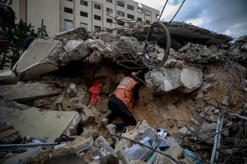 عمال الدفاع المدني الفلسطيني يبحثون عن جثث في مبنى منهار يعود لعائلة سالم، استُهدف بغارات إسرائيلية في بداية الحرب، في شارع الجلاء بمدينة غزة، يوم الاثنين 15 ديسمبر/كانون الأول 2025. صورة: عمر أشتوي
