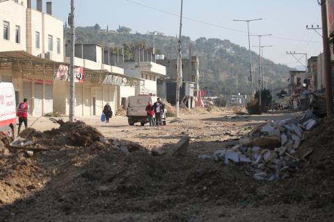 فلسطينيون يحملون أمتعتهم بعد إجبارهم على مغادرة منازلهم على يد القوات الإسرائيلية خلال مداهمة مخيم نور شمس للاجئين في طولكرم، بالضفة الغربية المحتلة، في 17 ديسمبركانون الأول 2025. صورة محمد ناصر