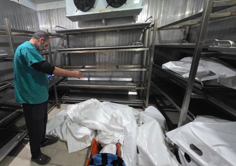 شارك فلسطينيون في جنازة 25 فلسطينياً، بينهم الصحفية هبة العبادلة، الذين فقدوا أرواحهم بعد استهداف منازلهم في غارة جوية إسرائيلية، ثم انتشالهم لاحقاً من تحت الأنقاض، في خان يونس، جنوب قطاع غزة، في 26 ديسمبر/كانون الأول 2025. (صورة: طارق محمد)