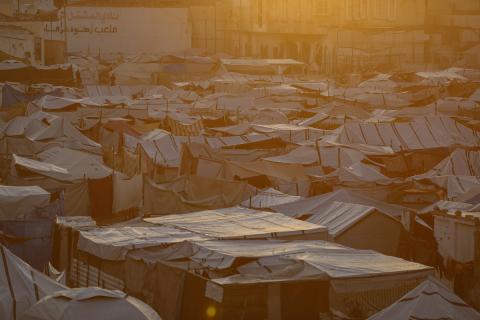 يواصل الفلسطينيون حياتهم اليومية في ظل ظروف صعبة في مدارس الأونروا بمدينة غزة في الأول من ديسمبر/كانون الأول 2025