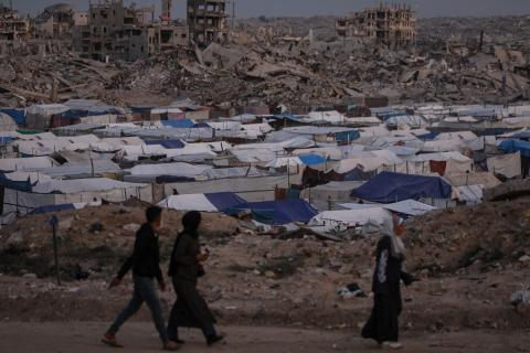 يواصل الفلسطينيون النازحون حياتهم اليومية في ظل ظروف صعبة داخل خيام النزوح المنتشرة وسط الدمار في حي الزيتون، جنوب شرق مدينة غزة، في 9 ديسمبر/كانون الأول 2025. تصوير: عمر أشتوي