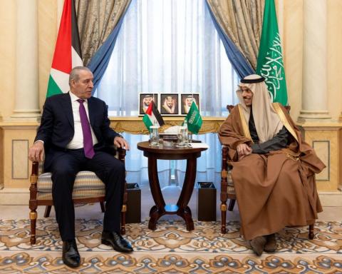 الشيخ يبحث مع وزير الخارجية السعودي تطورات الأوضاع بالضفة وغزة.jpg