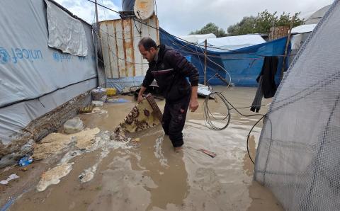 يُكافح الفلسطينيون النازحون، المقيمون في خيام مؤقتة، من أجل البقاء في ظل ظروف قاسية، حيث تجتاح الأمطار والعواصف الشديدة منطقة المواصي، غرب خان يونس، جنوب قطاع غزة، في 28 ديسمبر/كانون الأول 2025. (صورة: طارق محمد)