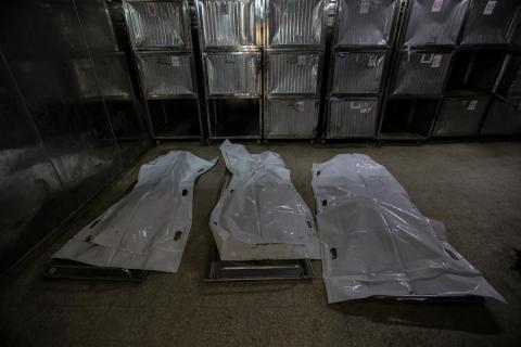 فلسطينيون ينعون ويحملون جثامين عدد من القتلى في غارة إسرائيلية على بيت لاهيا، بينهم أحد عناصر الدفاع المدني، خلال جنازة في مستشفى الشفاء بمدينة غزة