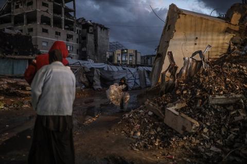 عائلات نازحة تتجمع حول النار للتدفئة في مدينة غزة في ظل الأجواء الباردة، 30 ديسمبر/كانون الأول 2025. تصوير: عمر أشتوي