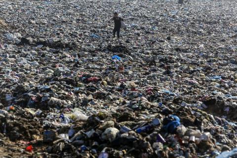 نازحون فلسطينيون يبحثون في القمامة في مكب النفايات شمال خان يونس جنوب قطاع غزة ، بحثًا عن البلاستيك أو الورق لإشعال النار للطهي، بسبب انقطاع الغاز. ١٣ ديسمبر/كانون الأول ٢٠٢٥، ( عبد رحيم خطيب/وكالة الأنباء الألمانية عبر زوما برس)