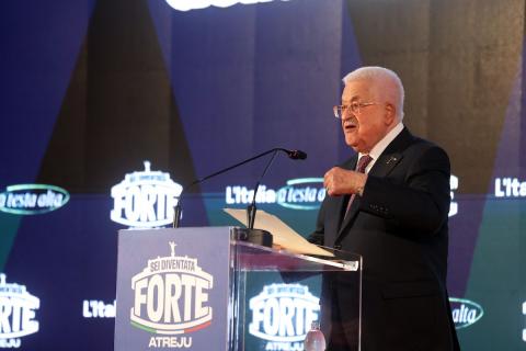 الرئيس الفلسطيني محمود عباس (أبو مازن) يلقي خطاباً في مؤتمر حزب إخوة إيطاليا. روما، إيطاليا، ١٢ ديسمبر/كانون الأول ٢٠٢٥