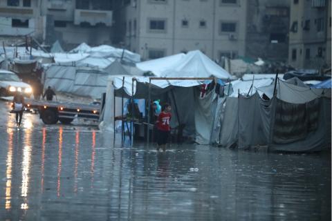النازحون الفلسطينيون يواجهون برداً قارساً في الخيام بمدينة غزة، 15 ديسمبر/كانون الأول 2025. تصوير: عمر أشتوي