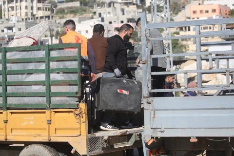 فلسطينيون يحملون أمتعتهم بعد إجبارهم على مغادرة منازلهم على يد القوات الإسرائيلية خلال مداهمة مخيم نور شمس للاجئين في طولكرم، بالضفة الغربية المحتلة، في 17 ديسمبركانون الأول 2025. صورة محمد ناصر