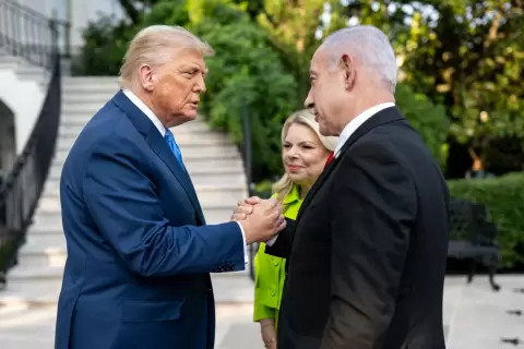 استقبال الرئيس الأميركي دونالد ترمب رئيس الوزراء الإسرائيلي بنيامين نتنياهو وزوجته سارة عند المدخل الجنوبي للبيت الأبيض في 7 يوليو 2025 (د.ب.أ).webp