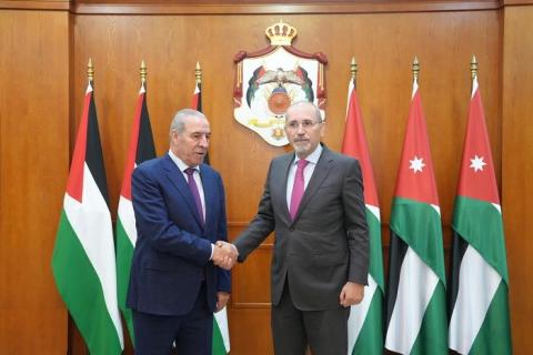 الشيخ يبحث مع الصفدي تثبيت وقف إطلاق النار في غزة ووقف التصعيد الإسرائيلي بالضفة.jpg