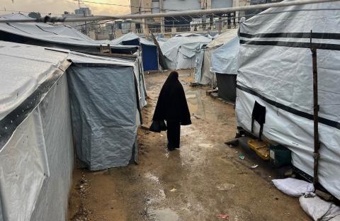 يعاني الفلسطينيون من الفيضانات التي أعقبت هطول أمطار غزيرة في مدينة غزة (10 ديسمبر/كانون الأول 2025). صورة: مطر الزاق
