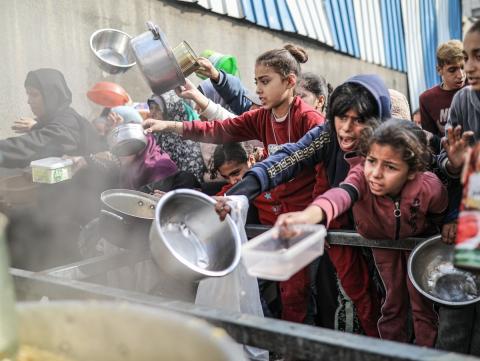 يصطفّ فلسطينيون لتلقّي الطعام من مطبخ خيري في تجمع للنازحين بمخيم النصيرات للاجئين، وسط قطاع غزة. ١٧ ديسمبر/كانون الأول ٢٠٢٥. تصوير: رمزي أبو عامر / (apa)