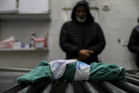 وفاة رضيع يبلغ من العمر ثلاثة أشهر، يُدعى تيم الخواجة، كان يعيش في خيمة بمخيم الشاطئ غرب مدينة غزة، نتيجةً لظروف الطقس الباردة في شمال قطاع غزة، في 12 ديسمبر/كانون الأول 2025. تصوير : عمر أشتوي