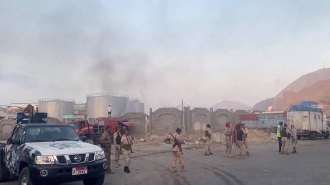 الدخان يتصاعد في أعقاب غارة جوية شنها التحالف بقيادة السعودية استهدفت شحنة عسكرية غير قانونية (رويترز).jpeg