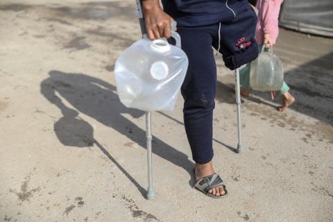مجدي ريحان، الفلسطيني مبتور الساق، البالغ من العمر 44 عامًا، يعيش مع أطفاله الأربعة في مخيم جباليا شمال غزة بعد استشهاد (4).jpg