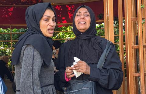 تشييع جثمان الشهداء الستة في مستشفى ناصر من قبل الأقارب حزنا على فقدان ستة فلسطينيين قضوا في غارة جوية إسرائيلية على خيام بعد انتهاك وقف إطلاق النار في منطقة مواصي خان يونس جنوب قطاع غزة