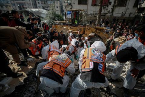 فرق الدفاع المدني تواصل عمليات البحث عن جثث الفلسطينيين المدفونين تحت الأنقاض في مدينة غزة، 15 ديسمبر/كانون الأول 2025. صور: عمر أشتوي
