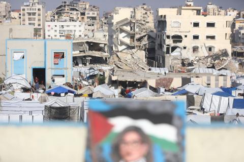 الطفلة النازحة سارة سعدة (14 عامًا) تمارس شغفها الفني بالرسم في خيمتها بمدينة غزة،23 ديسمبر/كانون الأول 2025 تصوير: عمر أشتوي