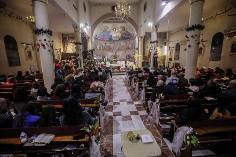 مسيحيون فلسطينيون يحضرون قداس عيد الميلاد في الدير اللاتيني بمدينة غزة في 24 ديسمبر/كانون الأول 2025. صورة: عمر أشتوي