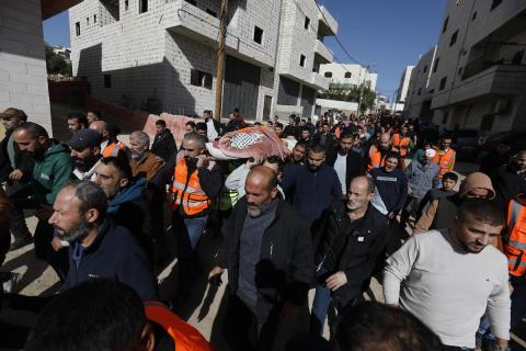 يحمل الناس جنازة عامل الصرف الصحي الفلسطيني زياد نعيم جبارة أبو داود (55 عامًا)، الذي قُتل بنيران إسرائيلية، في الخليل بالضفة الغربية في 7 ديسمبر 2025