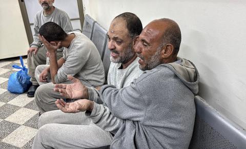 الأسرى الفلسطينيون المفرج عنهم من قبل جيش الاحتلال الإسرائيلي يتم نقلهم إلى مستشفى شهداء الأقصى لإجراء الفحوصات الطبية، الأسرى الفلسطينيون الذين اعتقلهم جيش الاحتلال الإسرائيلي من قطاع غزة خلال توغله البري، دير البلح