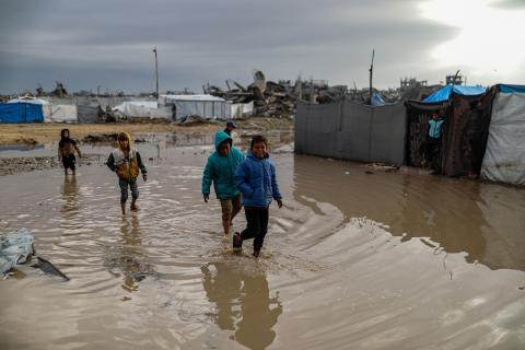 يُعاني النازحون الفلسطينيون من الفيضانات التي اجتاحت خيامهم إثر هطول أمطار غزيرة في غزة، 11 ديسمبر/كانون الأول 2025.