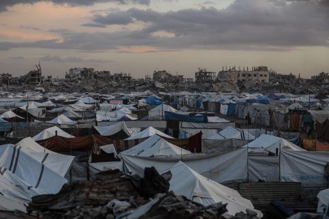 يواصل الفلسطينيون النازحون حياتهم اليومية في ظل ظروف صعبة داخل خيام النزوح المنتشرة وسط الدمار في حي الزيتون، جنوب شرق مدينة غزة، في 9 ديسمبر/كانون الأول 2025. تصوير: عمر أشتوي