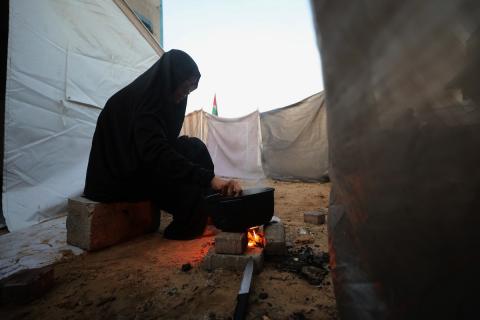يواصل الفلسطينيون حياتهم اليومية في ظروف صعبة داخل خيام متهالكة لا توفر لهم أي حماية من برد الشتاء القارس والأمطار الغزيرة في مدينة غزة، 22 ديسمبر/كانون الأول 2025. صورة: عمر أشتوي
