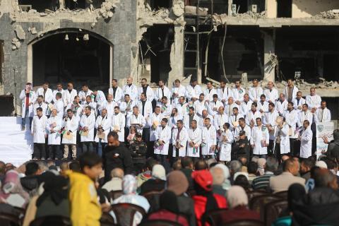 حفل تخرج للأطباء الحاصلين على البورد الفلسطيني في ساحة الشفاء بمدينة غزة، 25 ديسمبر/كانون الأول 2025.تصوير: عمر أشتوي