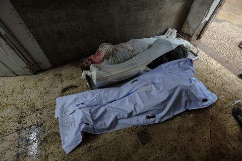 شُيّع الفلسطينيون جثامين عدد من الضحايا الذين سقطوا جراء انهيار مبانٍ متداعية بفعل الأمطار الغزيرة في مدينة غزة.تصوير: عمر أشتوي