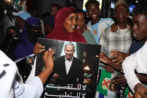 متظاهرون في العاصمة الصومالية مقديشو يحتجون على اعتراف إسرائيل بسيادة إقليم أرض الصومال الانفصالي في 28 ديسمبر/كانون الأول 2025 (الأوروبية)