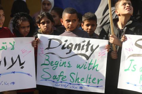 شارك أطفال فلسطينيون في احتجاج بمدينة غزة، مطالبين ببيئة تعليمية آمنة وكريمة بدلاً من الخيام التي يتلقون فيها دروسهم حالياً، ديسمبر/كانون الأول 2025. تصوير: عمر أشتوي