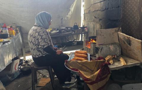 عائلة فلسطينية تحتمي من برد الشتاء القارس في خيمة نصبتها فوق منزلها المدمر قرب الخط الأصفر في خان يونس، ١٧ ديسمبر/كانون الأول ٢٠٢٥. تصوير: طارق محمد/وكالة الأنباء الفلسطينية (APA ).