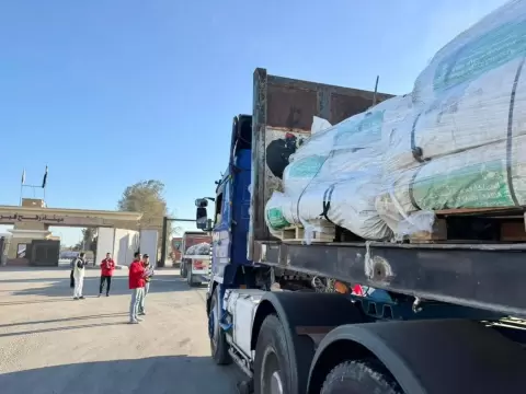 شاحنات محمَّلة بالمساعدات الإنسانية السعودية لدى عبورها منفذ رفح (مركز الملك سلمان للإغاثة).webp