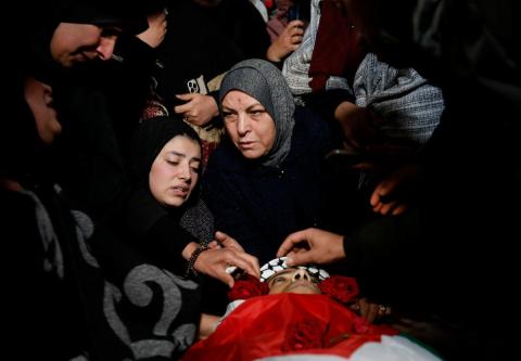شارك فلسطينيون في موكب جنازة عمار ياسر صباح في بلدة توقوع، قرب بيت لحم في الضفة الغربية، بعد وفاته متأثراً بجراحه إثر إصابته برصاص القوات الإسرائيلية