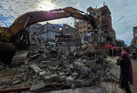 فرق الدفاع المدني تبدأ عمليات البحث عن 55 جثة تحت أنقاض 13 منزلاً دمرها القصف الإسرائيلي في خان يونس، 20 ديسمبر/كانون الأول 2025. صور: طارق محمد/ (APA )