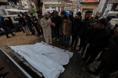 شُيّع الفلسطينيون جثامين عدد من الضحايا الذين سقطوا جراء انهيار مبانٍ متداعية بفعل الأمطار الغزيرة في مدينة غزة.تصوير: عمر أشتوي