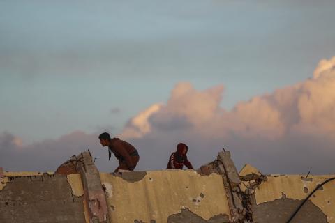 يواصل الفلسطينيون النازحون حياتهم اليومية في ظل ظروف صعبة داخل خيام النزوح المنتشرة وسط الدمار في حي الزيتون، جنوب شرق مدينة غزة، في 9 ديسمبر/كانون الأول 2025. تصوير: عمر أشتوي