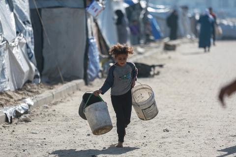 يتجمع فلسطينيون نازحون غرب مدينة غزة للحصول على مياه مجانية، في ظل تفاقم أزمة المياه وتدهور البنية التحتية، مما يزيد من معاناة السكان اليومية. مدينة غزة، 22 ديسمبر/كانون الأول 2025. صورة: عمر أشتوي