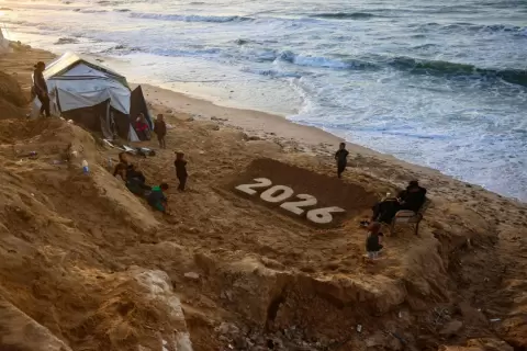 منحوتة رملية للفنان يزيد أبو جراد تمثل العام المقبل حيث يستعد الفلسطينيون النازحون لاستقبال العام الجديد في دير البلح بوسط قطاع غزة (أ.ف.ب).webp