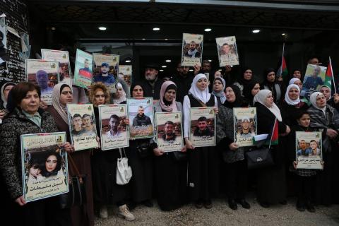 وقفة احتجاجية في نابلس تطالب بالإفراج الأسرى وعدم المساس برواتبهم، 30 ديسمبر/كانون الأول 2025. تصوير: محمد ناصر
