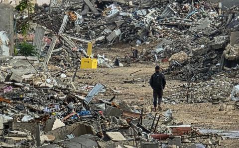 عائلة فلسطينية تحتمي من برد الشتاء القارس في خيمة نصبتها فوق منزلها المدمر قرب الخط الأصفر في خان يونس، جنوب قطاع غزة، ١٧ ديسمبر/كانون الأول ٢٠٢٥. تصوير: طارق محمد/وكالة الأنباء الفلسطينية (APA )
