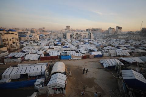 يواصل الفلسطينيون حياتهم اليومية في ظروف صعبة داخل خيام متهالكة لا توفر لهم أي حماية من برد الشتاء القارس والأمطار الغزيرة في مدينة غزة، 22 ديسمبر/كانون الأول 2025. صورة: عمر أشتوي